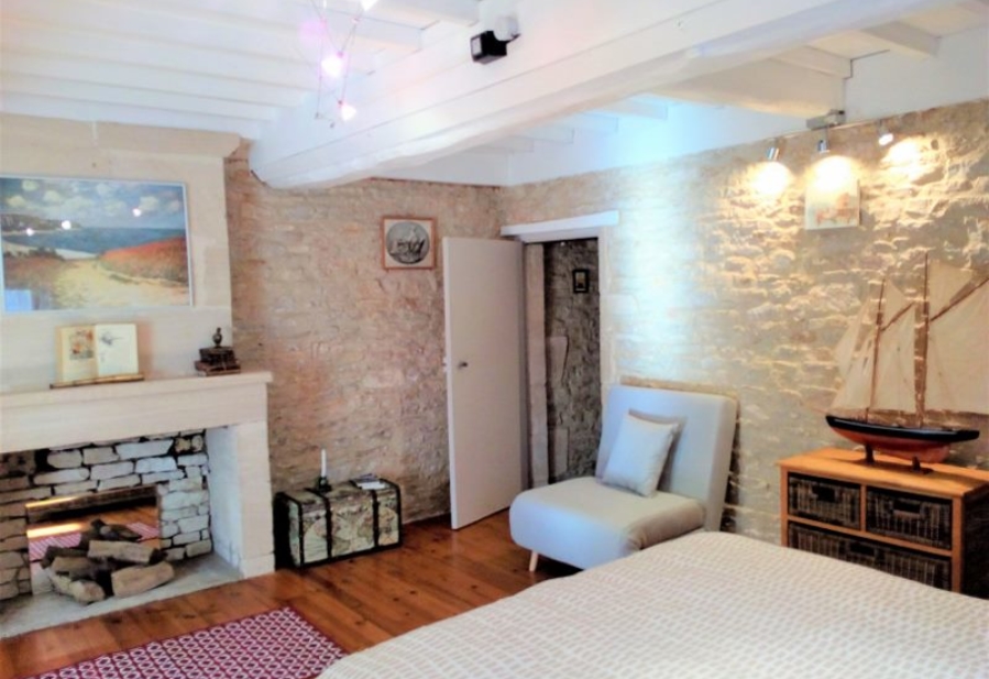 bedroom-chimney-queen-size-bed Villa Athena Meuvaines